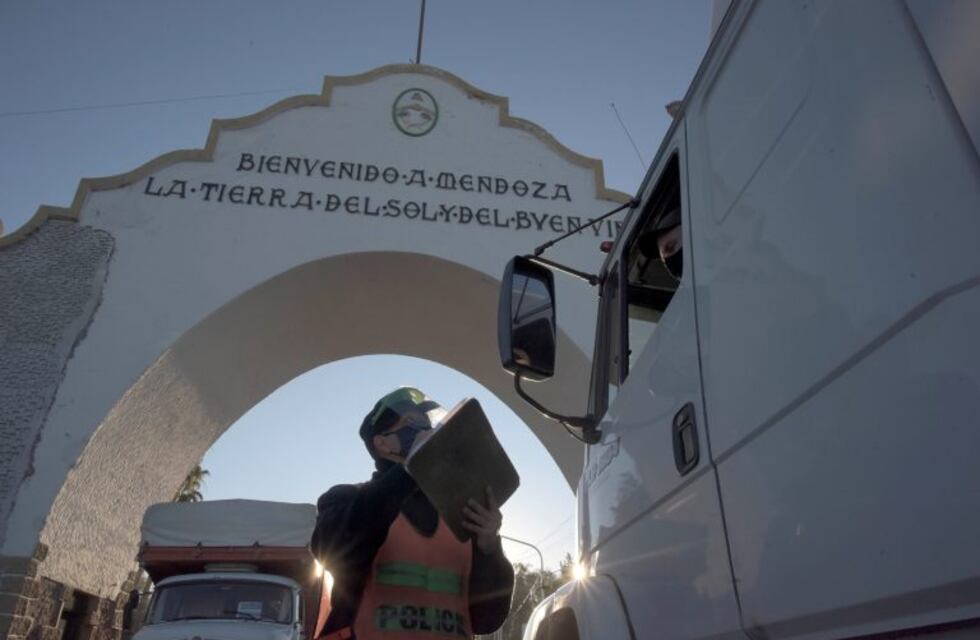 Realizan controles sanitarios a camioneros en los ingresos a Mendoza