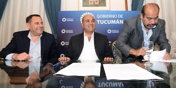 Juan Manzur se mostró sonriente por el cierre de las Paritarias en Tucumán\u002E