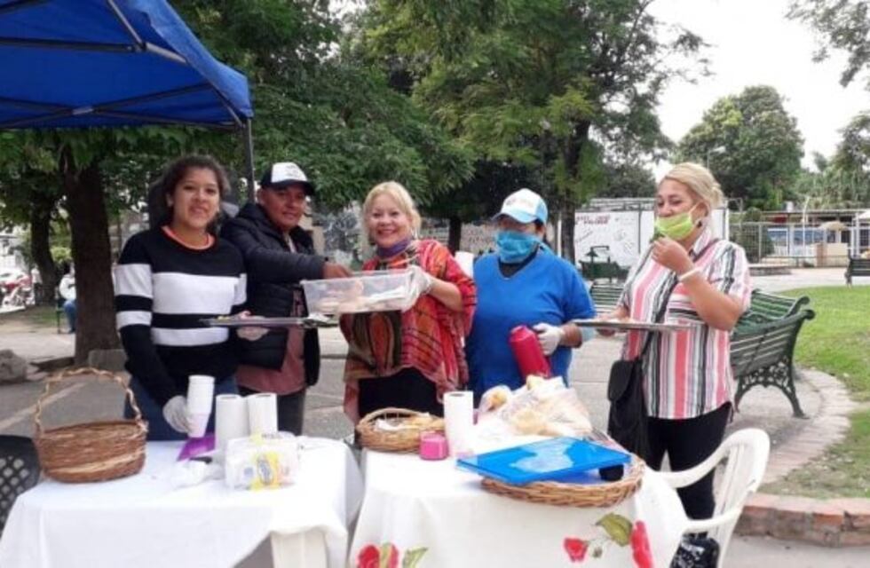 Vecinas dieron el desayuno a los jubilados que fueron a hacer fila al Banco