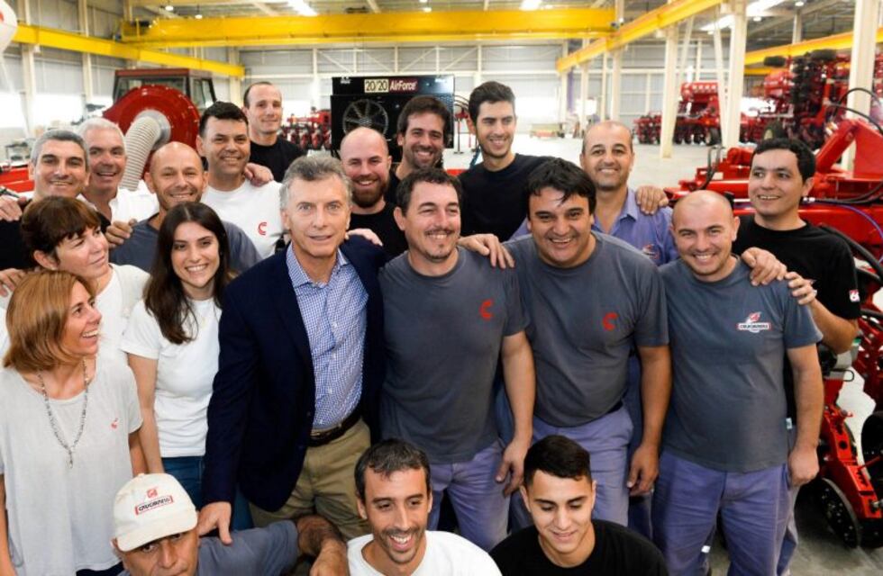 Macri recorrió la provincia de Santa Fe y pasó por una fábrica de sembradoras