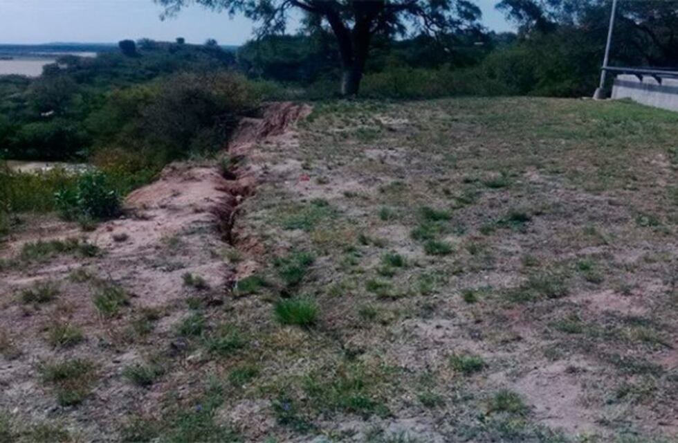 Paraná: vecinos denuncian el desbarrancamiento de una calle por la que niños cruzaban a un merendero