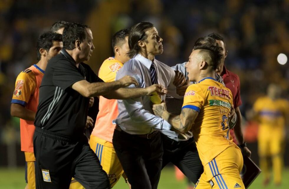 Matías Almeyda, al borde de las piñas con un futbolista chileno