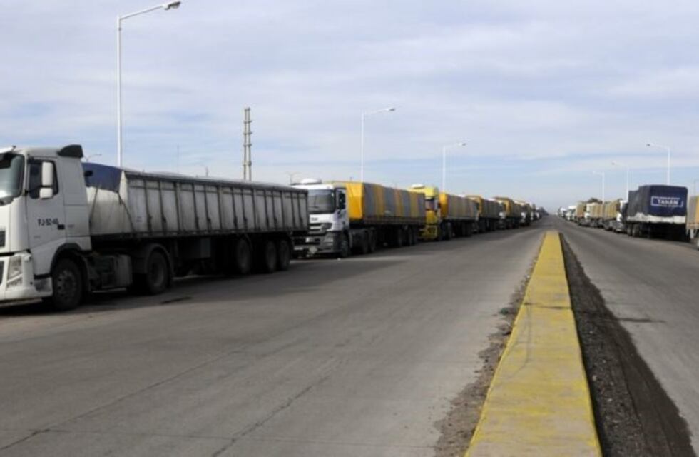 Los transportistas no cumplen el protocolo mientras aguardan para pasar a Chile