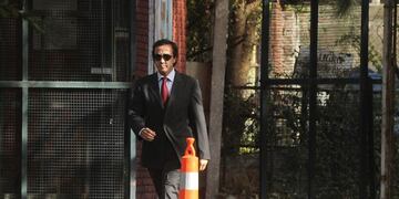 BUENOS AIRES 08/04/15, EL EMPRESARIO ALEJANDRO VANDENBROELE INGRESA A LOS TRIBUNALES FEDERALES DE COMODORO PY PARA SER INDAGADO POR EL JUEZ SEBASTIAN CASANELLO POR EL PAGO PRESUNTAMENTE INDEBIDO DE SIETE MILLONES DE PESOS PARA LA REESTRUCTURACION DE LA DEUDA PUBLICA DE LA PROVINCIA DE FORMOSA\u002E FOTO:DYN/LUCIANO THIEBERGER\u002E buenos aires alejandro vanderbroele empresario ingresa a indagatoria caso reestructuracion deuda publica formasa declaración indagatoria ante el juez Sebastian Casanello