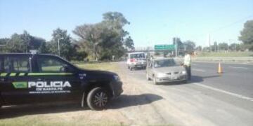 Control de la policu00eda de Santa Fe en la autopista Rosario-Santa Fe.