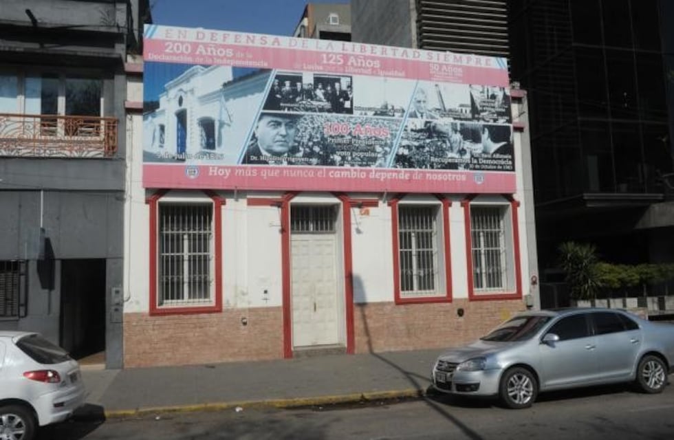 Denuncian que podrían rematar la sede de la UCR en Tucumán