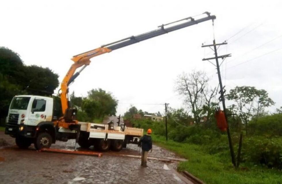 Desde la CELO informan sobre cortes de energía eléctrica por postes caídos en Guaraní y Campo Ramón