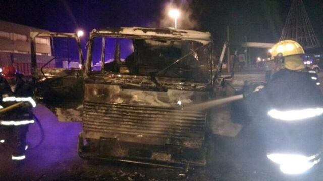 DYN01, SAN LORENZO, SANTA FE, 30/03/2017, UN CAMIONERO ATROPELLO UN PIQUETE EN LA CIUDAD DE SAN LORENZO, SANTA FE Y MATO A UN HOMBRE. LOS MANIFESTANTES INCENDIARON EL CAMION. FOTO:DYN/CAPTURA TV.