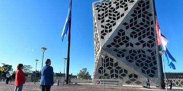 Schiaretti junto a su esposa rindieron homenaje a caídos en Malvinas\u002E