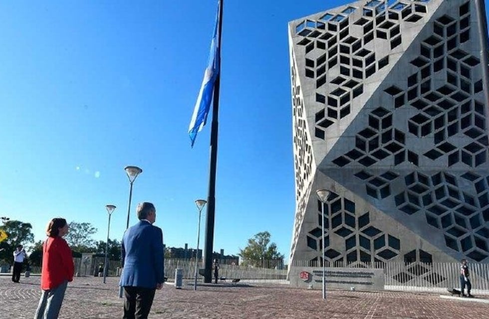 Sin público alrededor, Schiaretti homenajeó a los caídos en Malvinas