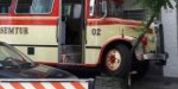 El viejo colectivo de la Semtur terminu00f3 sobre la vereda.