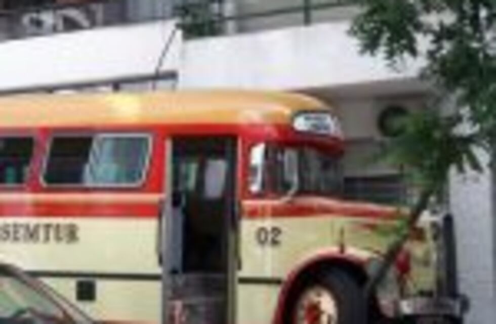 Viejo micro restaurado terminó sobre la vereda en pleno centro