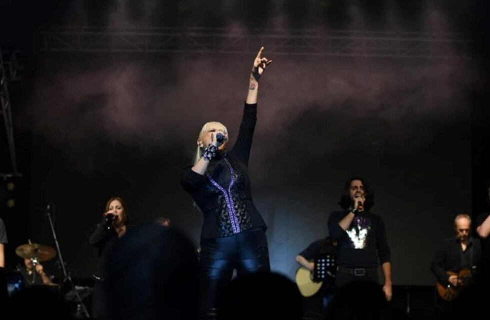 Fiesta de la Noche Más Larga: Valeria Lynch hizó brillar a Ushuaia