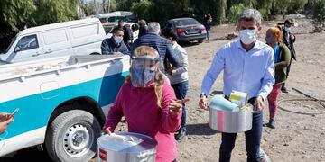 El intendente de la Ciudad de Mendoza, Ulpiano Suarez hizo entrega de alimentos para un chocolate en un merenderos y comedores en el piedemonte mendocino\u002E