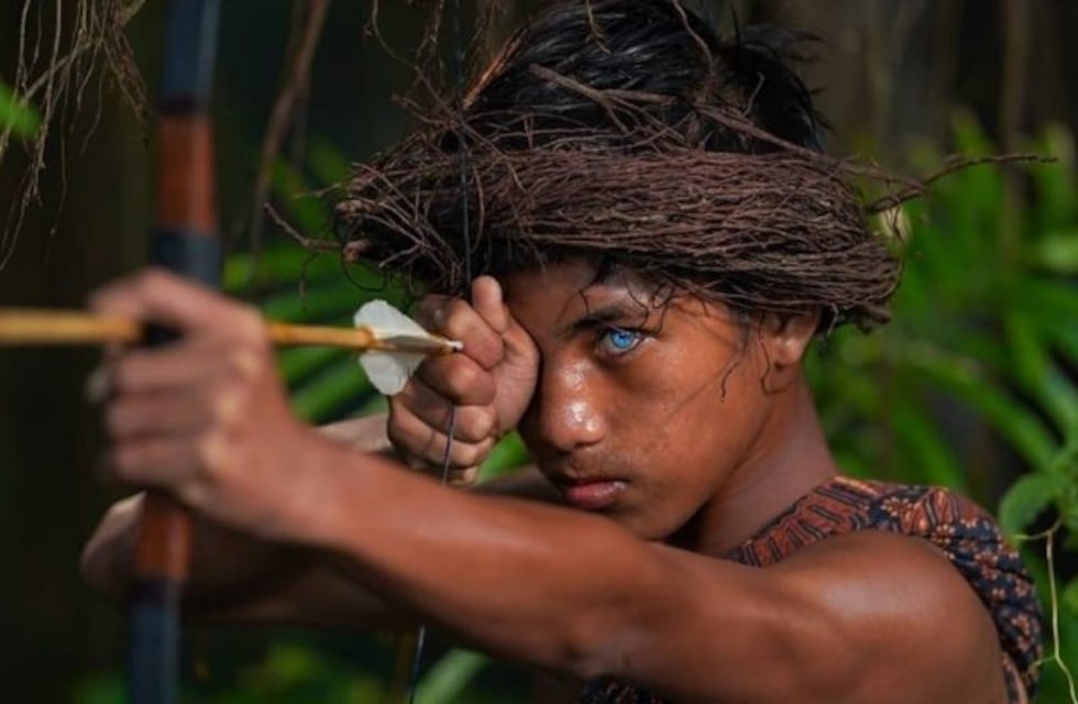 Las imágenes de una tribu en Indonesia son virales por el color de sus ojos