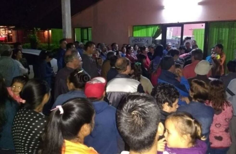 Los vecinos marcharon a favor de los policías acusados de agredir a un detenido