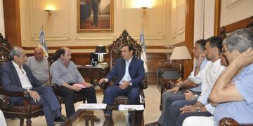 Gustavo Valdés garantizó el pago de subsidios al transporte