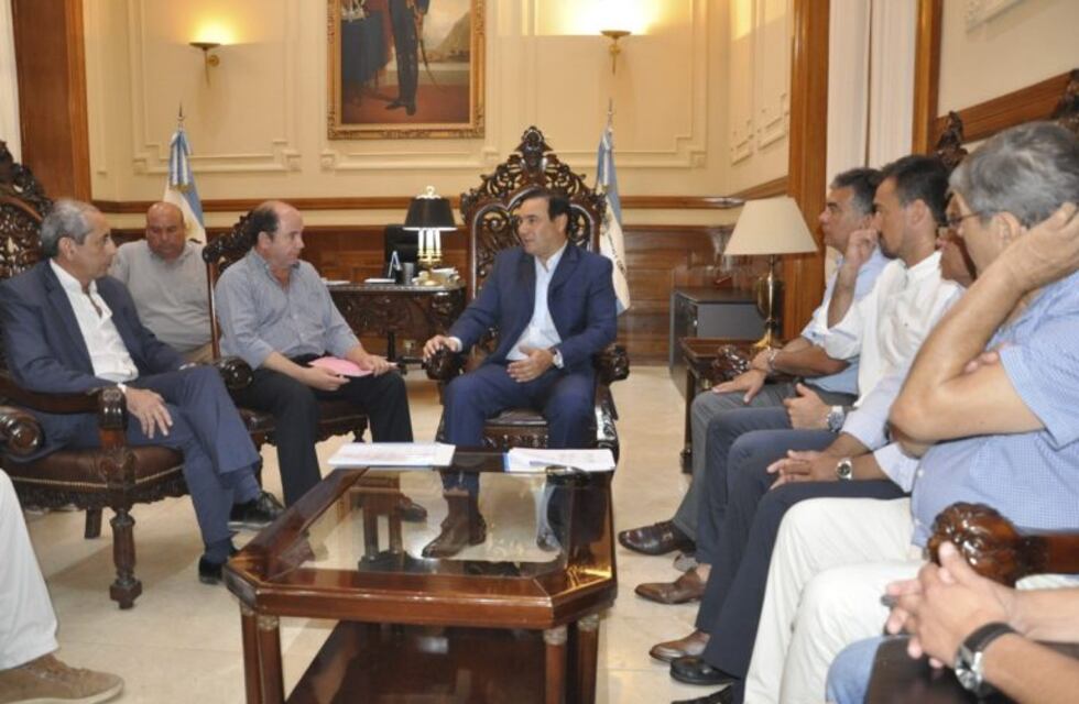 Gustavo Valdés garantizó el pago de subsidios al transporte