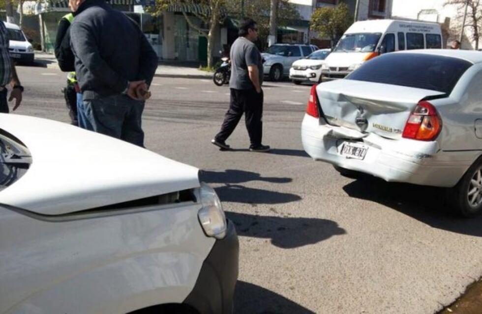 Choque en cadena con un camión regador en la Avenida Luro de Santa Rosa
