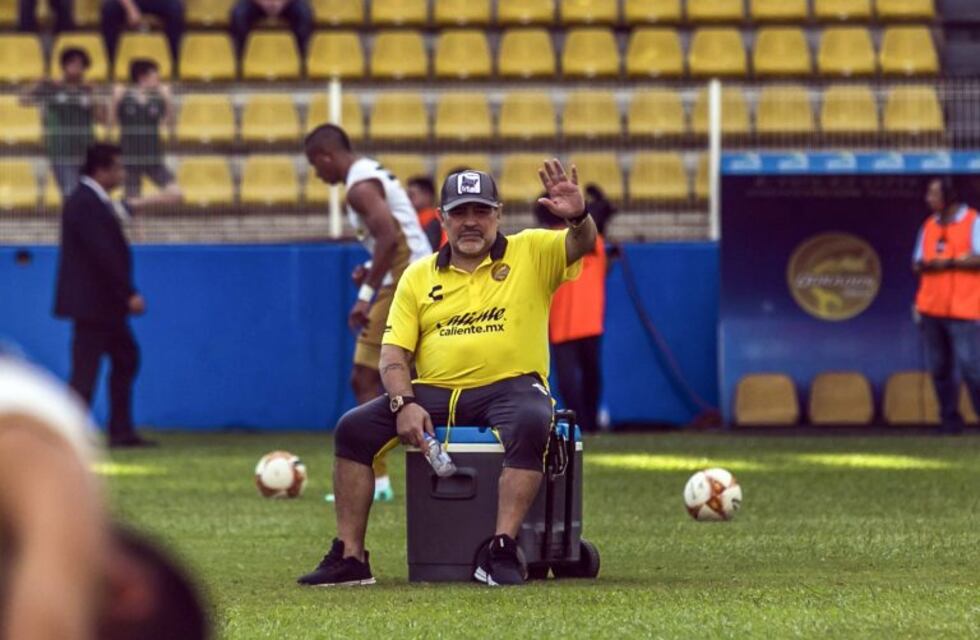 El médico de Maradona, tajante: "Hay que ponerle prótesis en las rodillas, ya no tiene cartílagos"