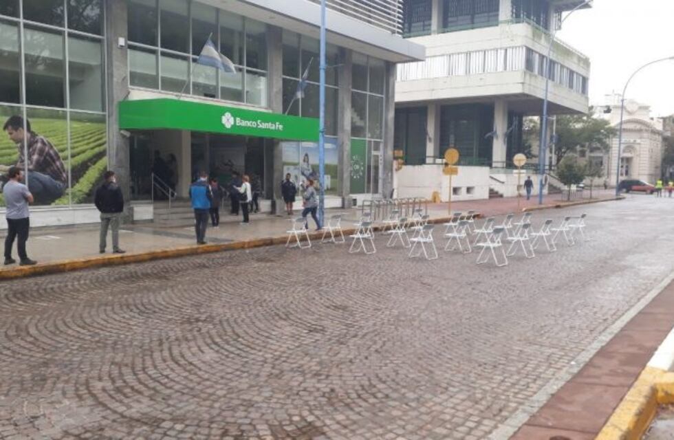 Pese a la lluvia, no hubo ni gazebos ni carpas en la reapertura de los bancos