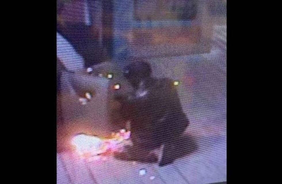 Ladrones con mala suerte: quisieron abrir un cajero automático con un soplete pero lo terminaron soldando