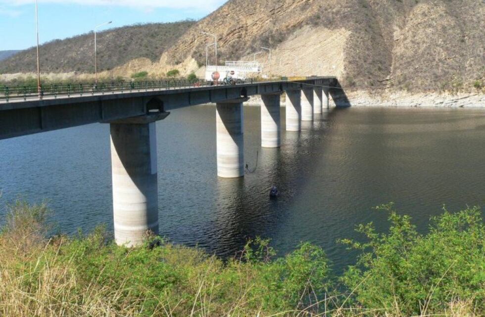 Una noche de pesca terminó a las piñas en medio del dique Cabra Corral