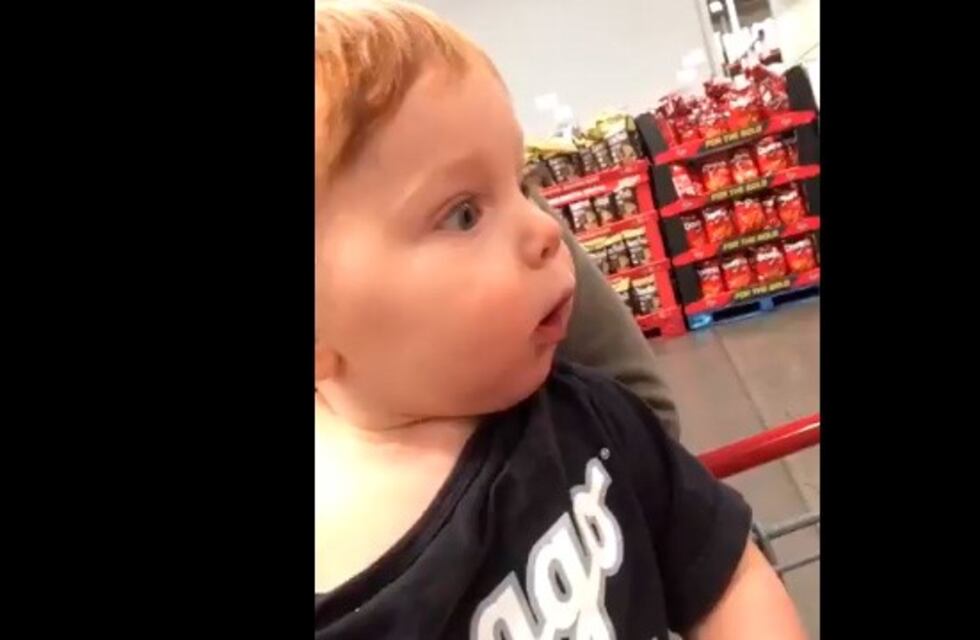 La tierna reacción de un bebé al ver decoración navideña