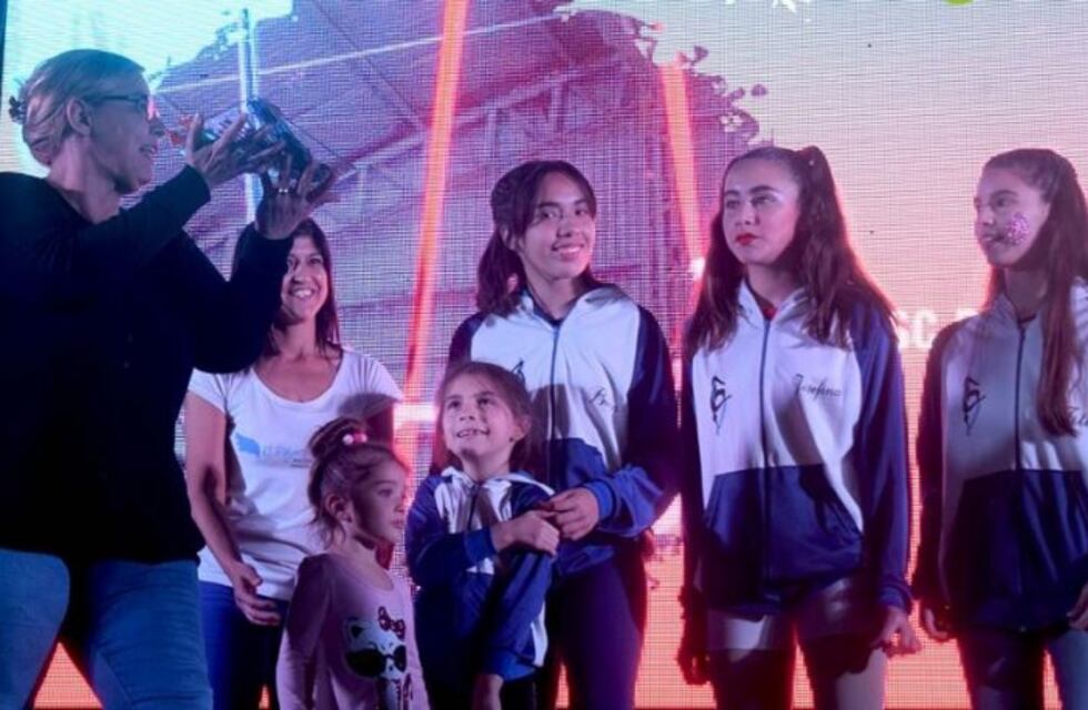 Reconocimiento bailarines en la 4° Edición del Encuentro de Danzas