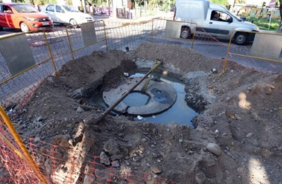 Desbordes cloacales en Ciudad por la rotura de un colector