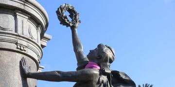 Por el mes del Cáncer de Mama, colocaron pañuelos rosas a estatuas y monumentos platenses (Municipalidad de La Plata)