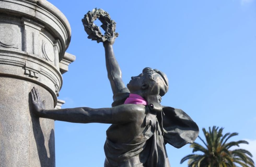 Mes del Cáncer de Mama: en La Plata colocaron pañuelos color rosa a estatuas y monumentos