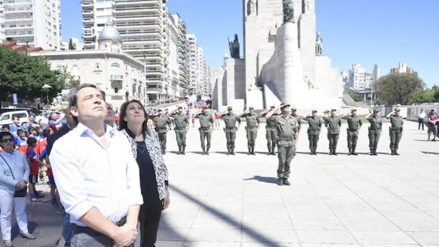 La ceremonia se llevó a cabo sobre la explanada de Avenida Belgrano\u002E (@monicafein)