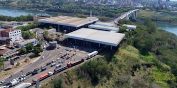 Nuevo récord en el cruce de camiones en el Puente Internacional de la Amistad