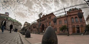Boyas metálicas sobre la vereda (parte peatonal) de la calle Balcarce, principal ingreso a la Casa Rosada, el 25/07/2017 en Buenos Aires, Argentina\u002E El Gobierno argentino reforzó la seguridad de la Casa Rosada, la sede del Poder Ejecutivo, a poco más de un mes de que un coche rompiera las rejas de protección e ingresara hasta la puerta de entrada\u002E\r\n(Vinculado al texto de dpa \