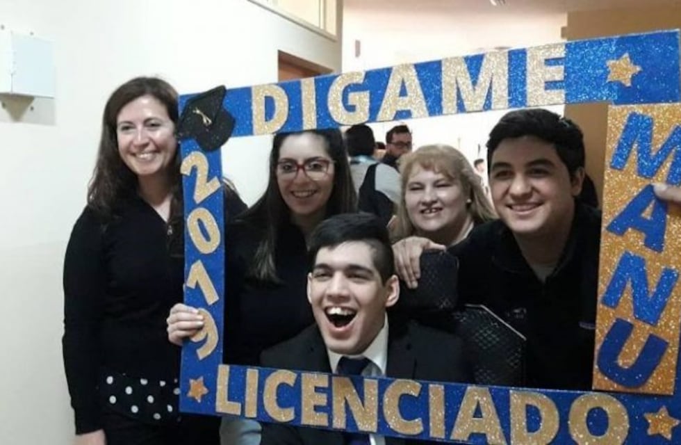 Emanuel Gutiérrez tiene parálisis cerebral y se recibió de licenciado en Administración