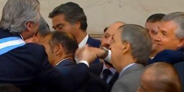 Alberto Fernández y Gerardo Morales, en un apretón de manos el día de la asunción presidencial\u002E \