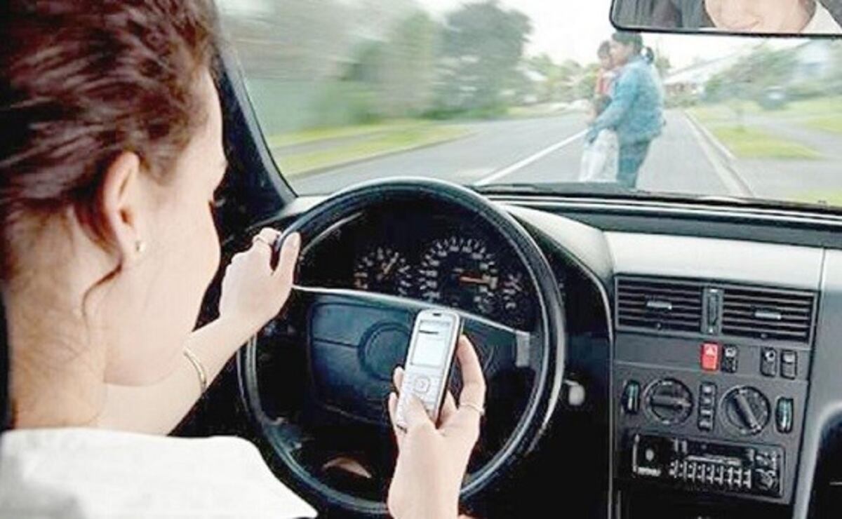 Una encuesta reveló que la mayoría de los automovilistas mendocinos reconoce utilizar el teléfono mientras maneja\u002E