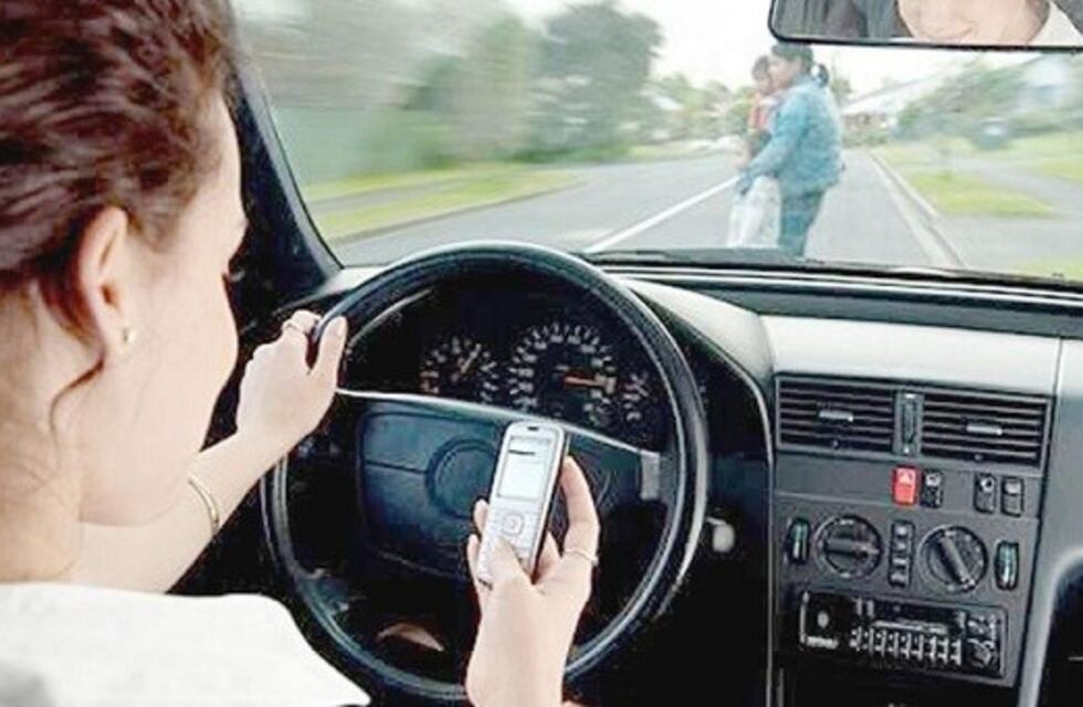 Impactante estadística de conductores que se distraen con el celular