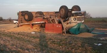 Camión volcó en el kilómetro 116 de la autopista Rosario-Santa Fe y el chofer falleció\u002E (Twitter)