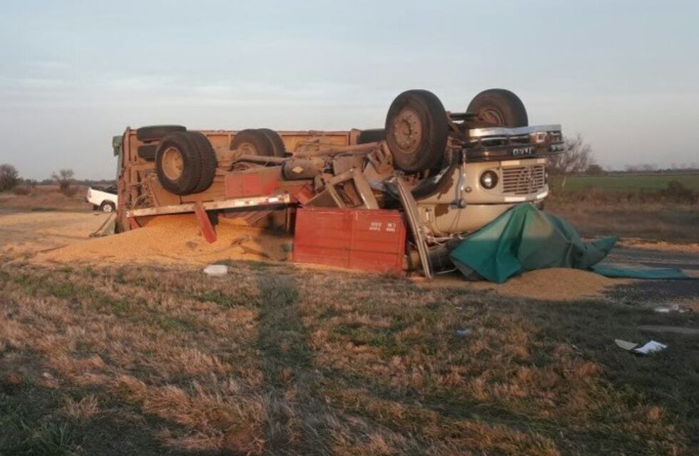 Murió el chofer de un camión que volcó en la autopista a Santa Fe