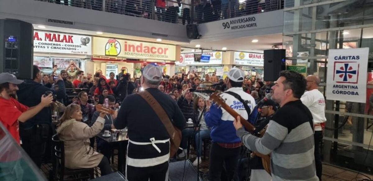 Los Tekis en el Mercado Norte dieron la sorpresa tocando\u002E Previo a ello, se disfrazaron de puesteros\u002E