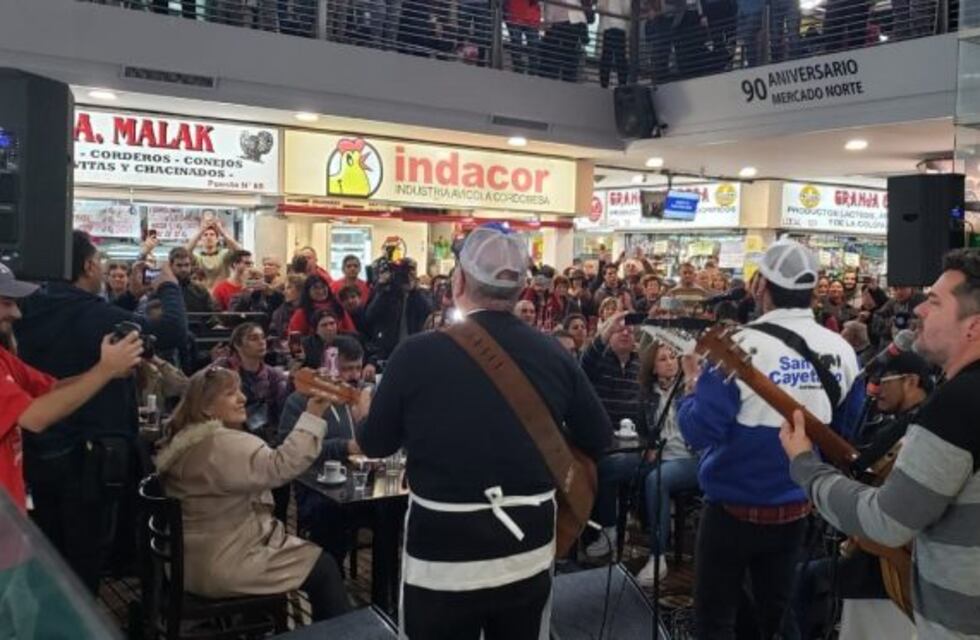 "Sorpresón" de Los Tekis en el Mercado Norte: se disfrazaron de puesteros y cantaron en vivo