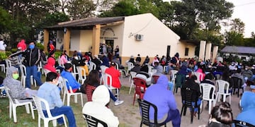 Personas esperan con distanciamiento para cobrar el IFE (Web)