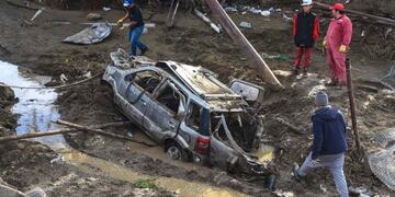 Comodoro Rivadavia, 6-4-17nTareas de limpieza y recuperaciu00f3n de calles. Siguen sin energu00eda elu00e9ctrica en muchos barrios y no hay agua porque se rompiu00f3 el acueducto Musters que trae el agua desde el lago en la zona de Sarmiento.nFoto Mauricio Macretti.