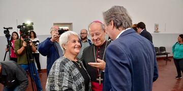 Silvia Fernández junto a Monseñor Taussig y el intendente Félix