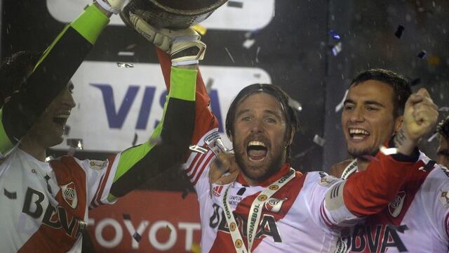 Argentina's River Plate goalie Marcelo Barovero (L) and forward Fernando Cavenaghi celebrate with the Libertadores Cup trophy after defeating Tigres 3-0 in the final at Americo Vespucio stadium, in Buenos Aires, on August 5, 2015.  AFP PHOTO / ALEJANDRO PAGNIrn buenos aires Marcelo Barovero Fernando Cavenaghi futbol Copa Libertadores 2015 futbol futbolistas festejo trofeo futbolistas partido river plate vs. Tigres de mexico