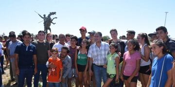 Con el acompañamiento de un nutrido grupo de jóvenes riojanos, el gobernador Sergio Casas anunció este miércoles al mediodía que el Gobierno de la Provincia construirá el Parque de la Juventud