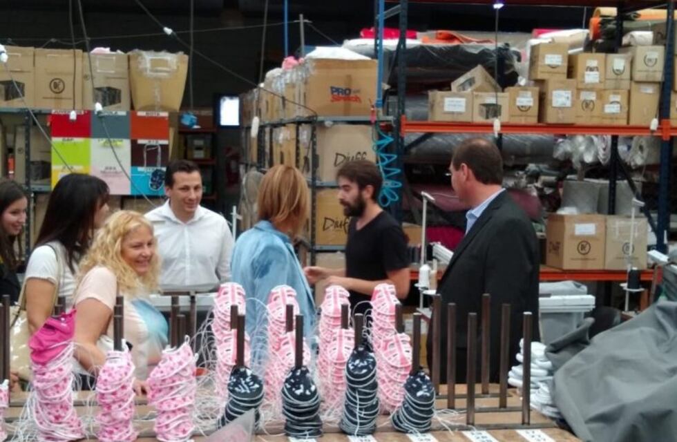 Pedro Dellarrosa visitó fábrica de calzados en Carlos Paz