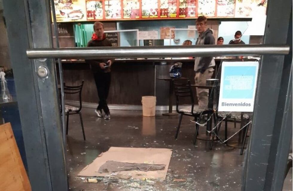 Joven dañó autos y rompió el vidrio de una pizzería en Avenida Ramírez